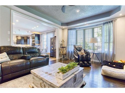 261 Montreal Circle, Stoney Creek, ON - Indoor Photo Showing Living Room