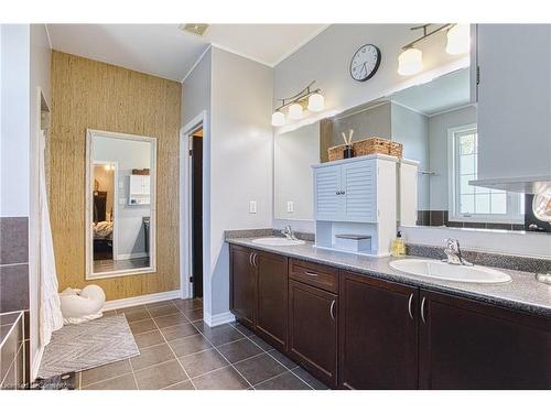 261 Montreal Circle, Stoney Creek, ON - Indoor Photo Showing Bathroom