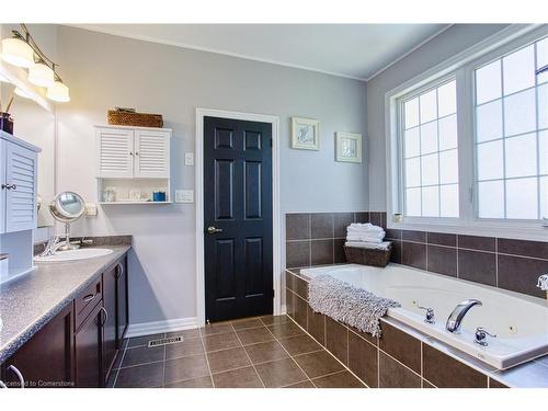 261 Montreal Circle, Stoney Creek, ON - Indoor Photo Showing Bathroom