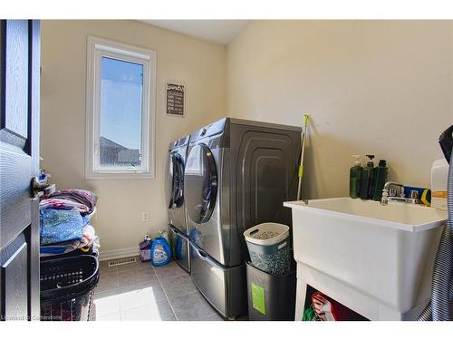 261 Montreal Circle, Stoney Creek, ON - Indoor Photo Showing Laundry Room