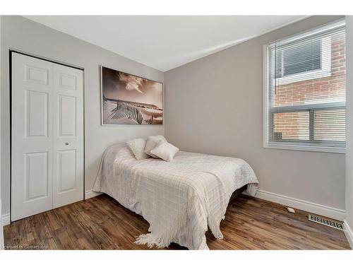 82 East 35Th Street, Hamilton, ON - Indoor Photo Showing Bedroom