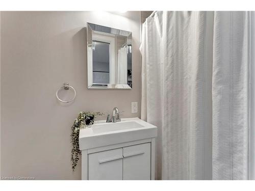 82 East 35Th Street, Hamilton, ON - Indoor Photo Showing Bathroom