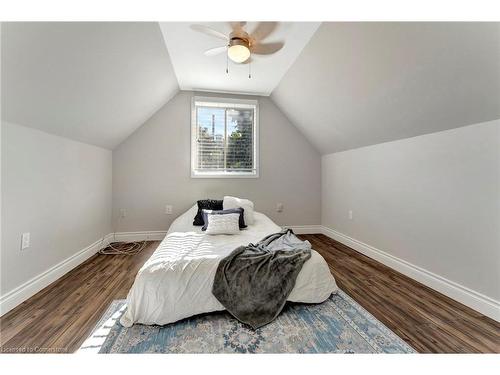 82 East 35Th Street, Hamilton, ON - Indoor Photo Showing Bedroom