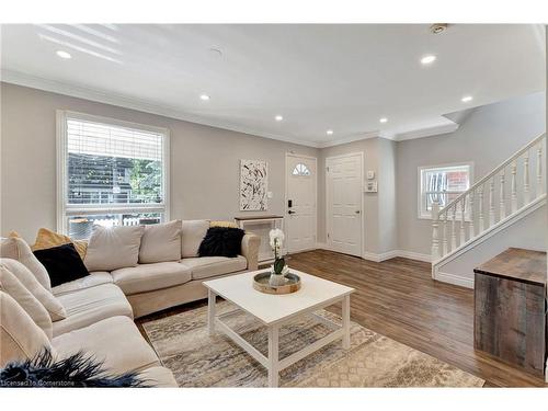 82 East 35Th Street, Hamilton, ON - Indoor Photo Showing Living Room