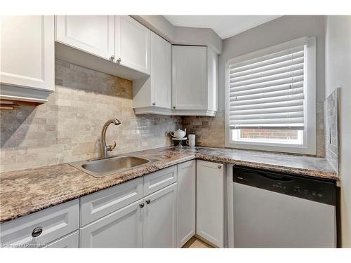 82 East 35Th Street, Hamilton, ON - Indoor Photo Showing Kitchen