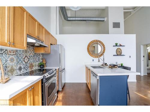 401-11 Rebecca Street, Hamilton, ON - Indoor Photo Showing Kitchen