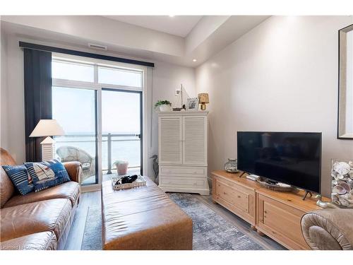 404-35 Southshore Crescent, Stoney Creek, ON - Indoor Photo Showing Living Room