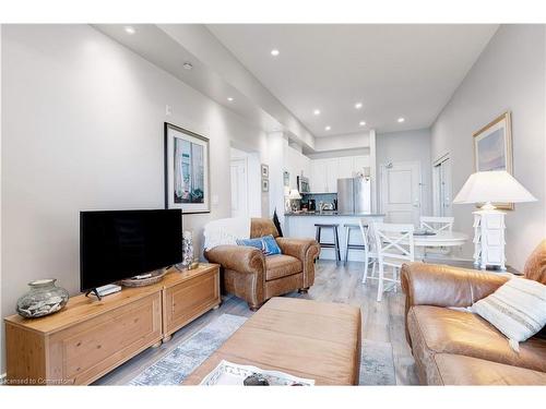 404-35 Southshore Crescent, Stoney Creek, ON - Indoor Photo Showing Living Room