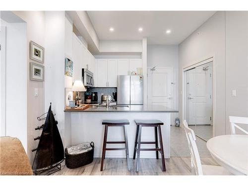 404-35 Southshore Crescent, Stoney Creek, ON - Indoor Photo Showing Kitchen