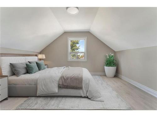 2009 Brampton Street, Hamilton, ON - Indoor Photo Showing Bedroom