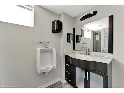 2009 Brampton Street, Hamilton, ON - Indoor Photo Showing Bathroom