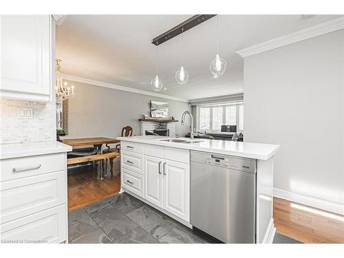 4030 Grapehill Avenue, Burlington, ON - Indoor Photo Showing Kitchen