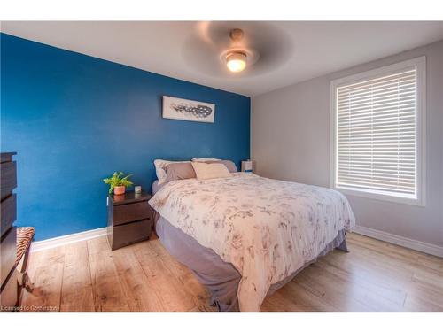 127 Nash Road S, Hamilton, ON - Indoor Photo Showing Bedroom