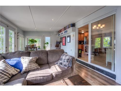 127 Nash Road S, Hamilton, ON - Indoor Photo Showing Living Room