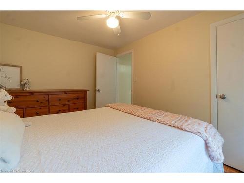 955 Cloverleaf Drive, Burlington, ON - Indoor Photo Showing Bedroom