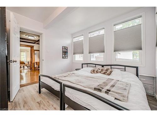 116 Park Row N, Hamilton, ON - Indoor Photo Showing Bedroom