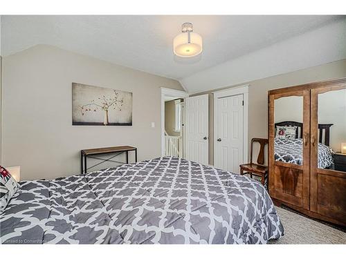 116 Park Row N, Hamilton, ON - Indoor Photo Showing Bedroom