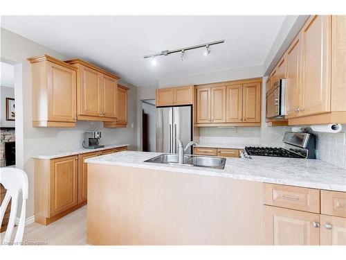 3200 Tania Crescent, Burlington, ON - Indoor Photo Showing Kitchen With Double Sink