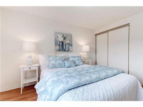 3200 Tania Crescent, Burlington, ON - Indoor Photo Showing Bedroom