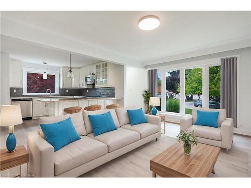 16 Wildewood Avenue, Hamilton, ON - Indoor Photo Showing Living Room