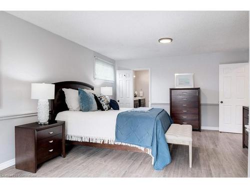 4235 Spruce Avenue, Burlington, ON - Indoor Photo Showing Bedroom