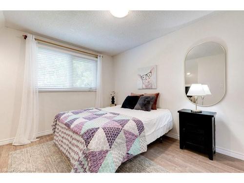 4235 Spruce Avenue, Burlington, ON - Indoor Photo Showing Bedroom