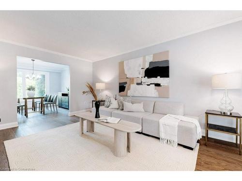 4235 Spruce Avenue, Burlington, ON - Indoor Photo Showing Living Room