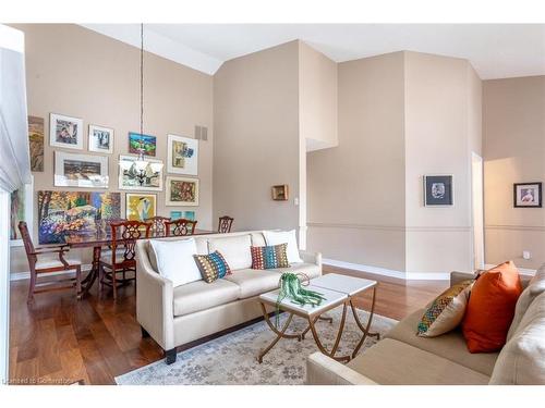 19-3230 New Street, Burlington, ON - Indoor Photo Showing Living Room