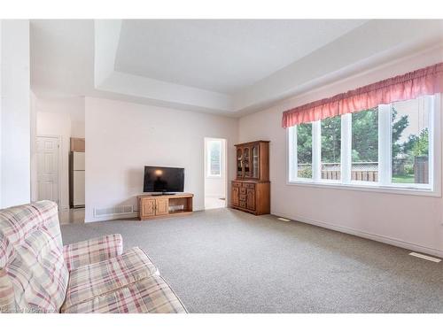 16 Twentyplace Boulevard, Mount Hope, ON - Indoor Photo Showing Living Room