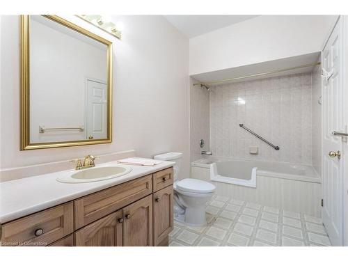 16 Twentyplace Boulevard, Mount Hope, ON - Indoor Photo Showing Bathroom