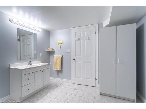 16 Twentyplace Boulevard, Mount Hope, ON - Indoor Photo Showing Bathroom