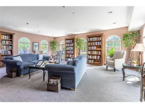 16 Twentyplace Boulevard, Mount Hope, ON - Indoor Photo Showing Living Room