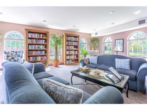 16 Twentyplace Boulevard, Mount Hope, ON - Indoor Photo Showing Living Room