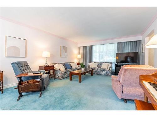 235 Columbia Drive, Hamilton, ON - Indoor Photo Showing Living Room