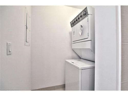 706-2486 Old Bronte Road, Oakville, ON - Indoor Photo Showing Laundry Room