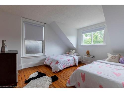 33 Homewood Avenue, Hamilton, ON - Indoor Photo Showing Bedroom