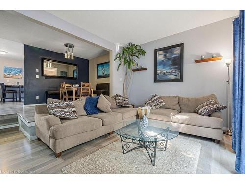 17-6 Loconder Drive, Hamilton, ON - Indoor Photo Showing Living Room