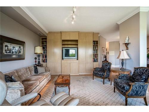 704-1770 Main Street W, Hamilton, ON - Indoor Photo Showing Living Room