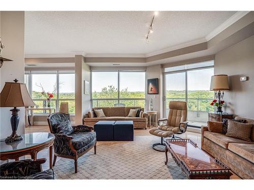 704-1770 Main Street W, Hamilton, ON - Indoor Photo Showing Living Room