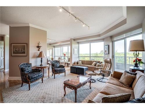 704-1770 Main Street W, Hamilton, ON - Indoor Photo Showing Living Room