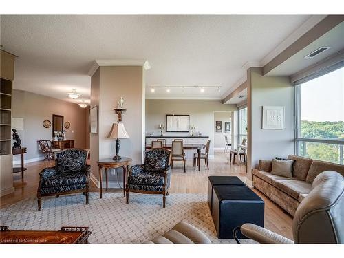 704-1770 Main Street W, Hamilton, ON - Indoor Photo Showing Living Room