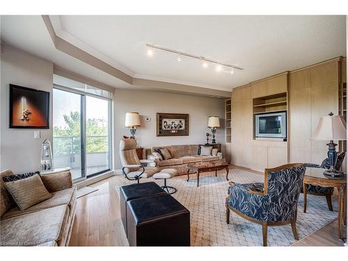 704-1770 Main Street W, Hamilton, ON - Indoor Photo Showing Living Room