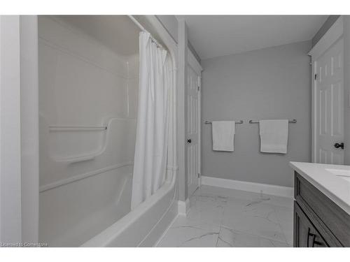 599 Cumberland Avenue, Burlington, ON - Indoor Photo Showing Bathroom