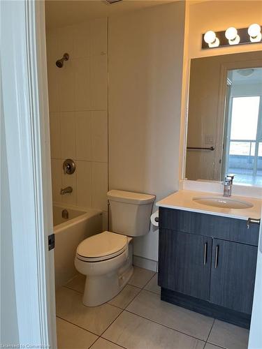 804-560 North Service Road, Grimsby, ON - Indoor Photo Showing Bathroom