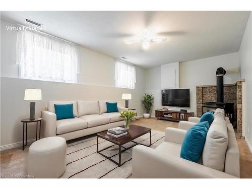 37 Younge Road, Dunnville, ON - Indoor Photo Showing Living Room