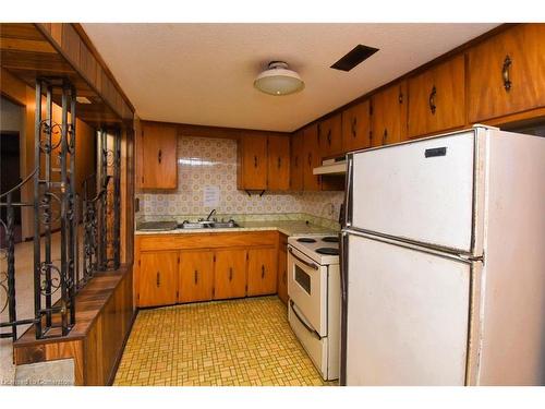 15 Leslie Drive, Stoney Creek, ON - Indoor Photo Showing Kitchen With Double Sink