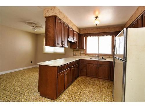 15 Leslie Drive, Stoney Creek, ON - Indoor Photo Showing Kitchen With Double Sink