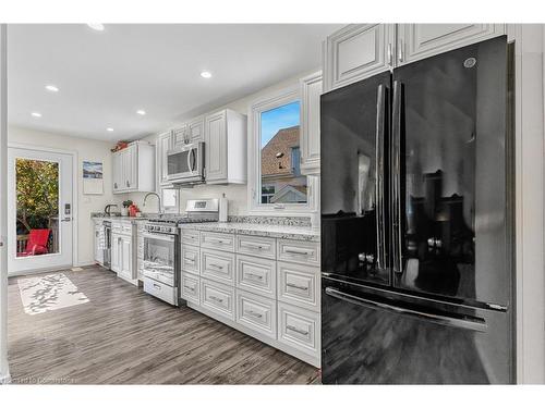 9 Foley Crescent, Thorold, ON - Indoor Photo Showing Kitchen