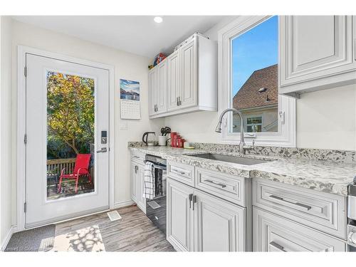 9 Foley Crescent, Thorold, ON - Indoor Photo Showing Kitchen