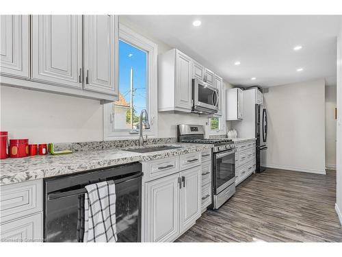 9 Foley Crescent, Thorold, ON - Indoor Photo Showing Kitchen With Upgraded Kitchen